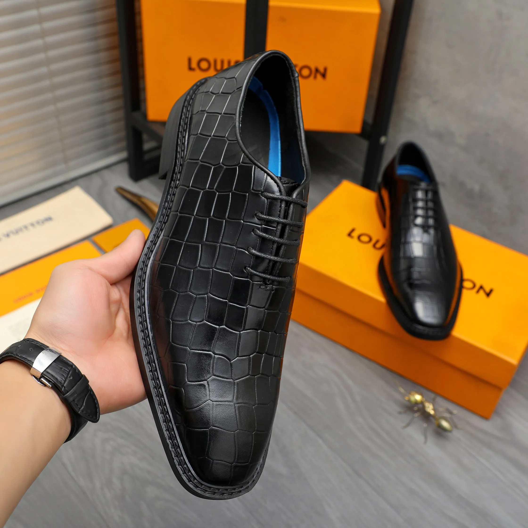 Men's shoes 💰p480 Product trademark: LV (Louis Vuitton) business lace-up leather shoes Regular size: 38-45 (45 is custom-made and non-returnable) Product materials: Selected high-quality stone grain cowhide upper, cowhide lining, rubber outsole